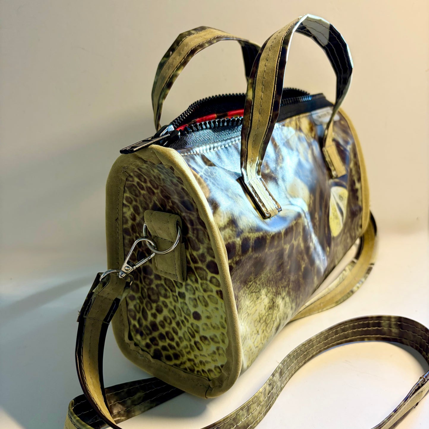 Eco Handbags – Sustainable and Retro Style Hand Bag Made from Upcycled Pool Inflatables