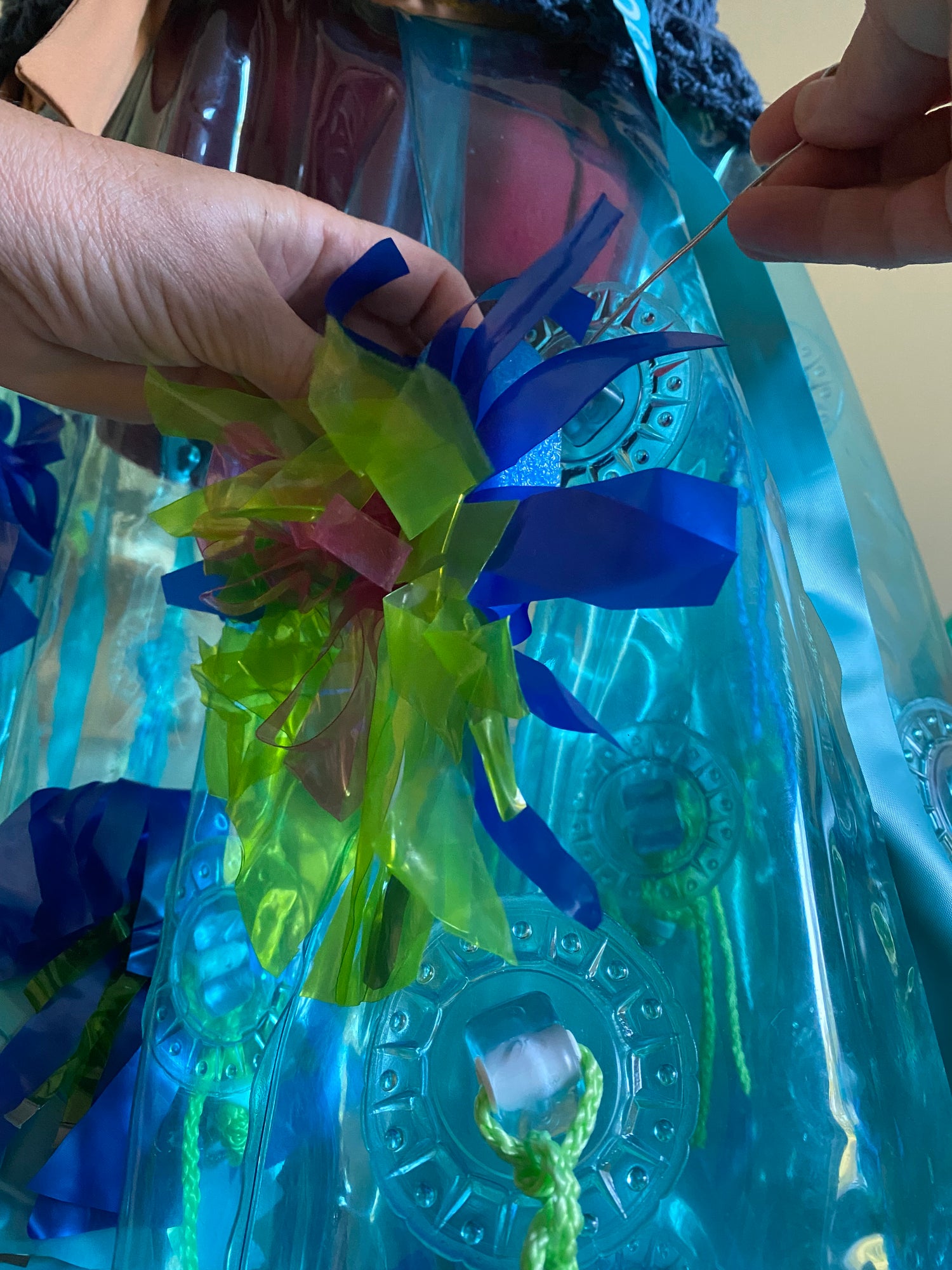 Fastening reef sculpture of pvc onto skirt