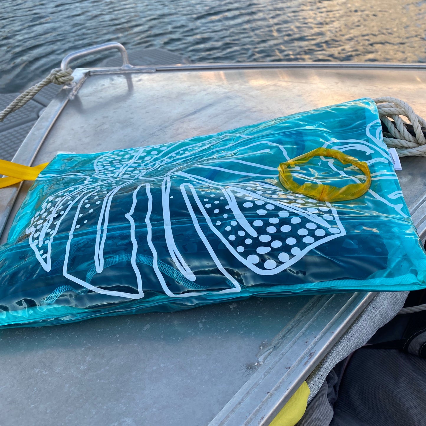 Wet bag from 100 % recycled pool inflatables, perfect for boating, swimming, beach or as book bag. Water resistant.