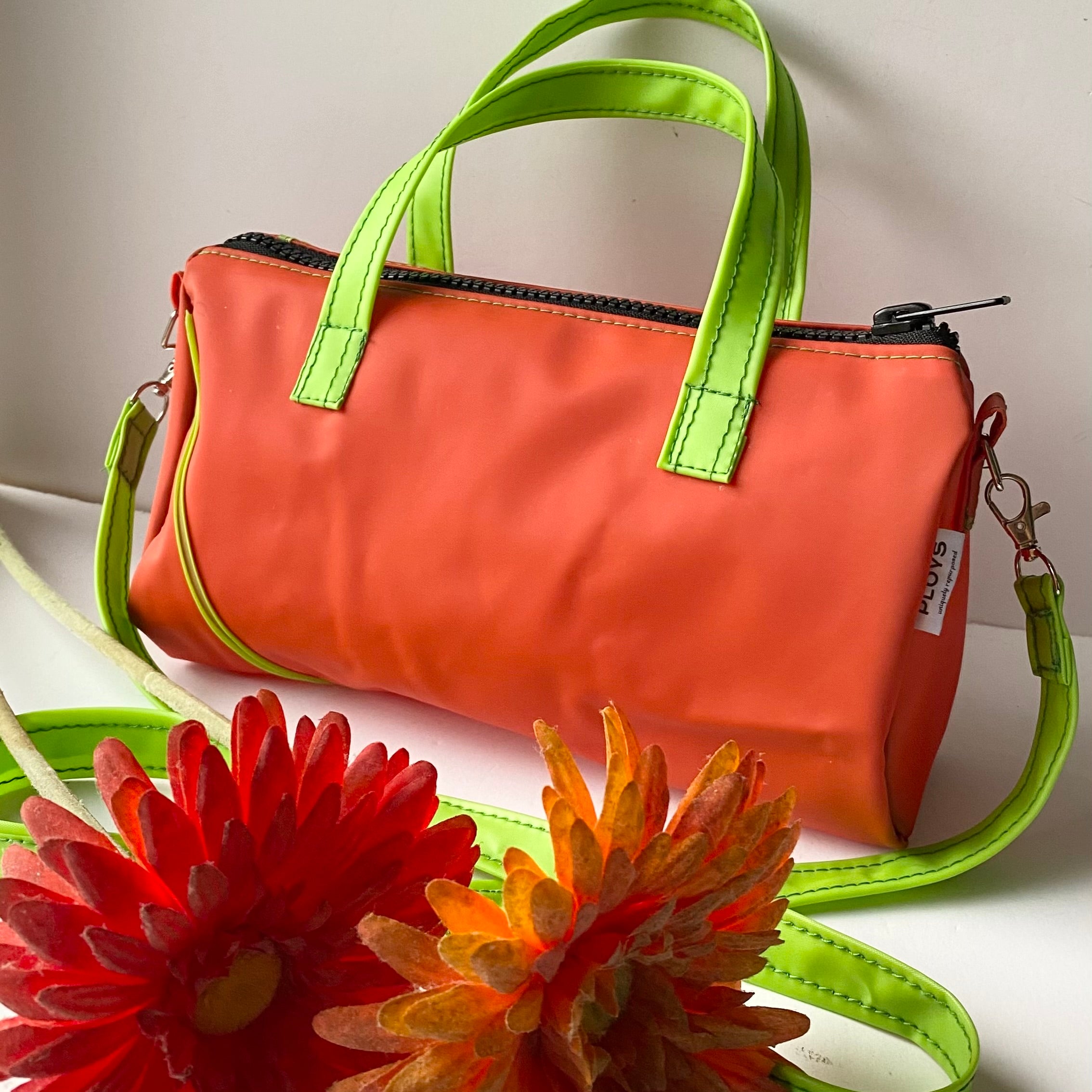 Handbags from recycled pool inflatables 